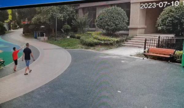 男童坠楼，他徒手接住！