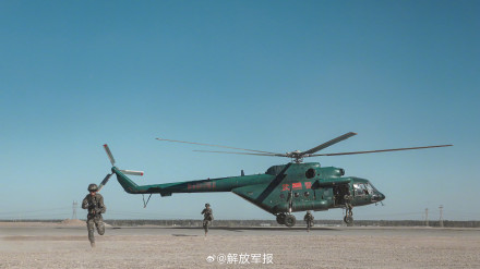 铁翼飞旋!直击武警特战队员直升机融合训练 铁翼飞旋!直击武警特战队员直升机融合训练