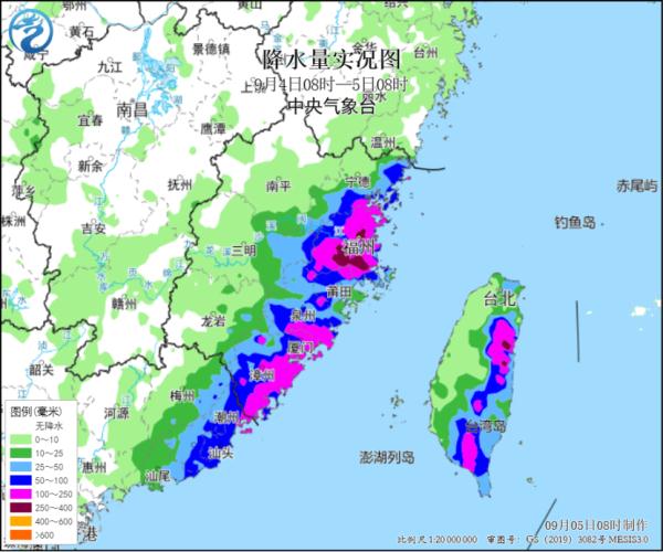 突发！消防车被洪水冲走，3人仍在搜救！街道被淹、多地停课，狂风暴雨还将持续