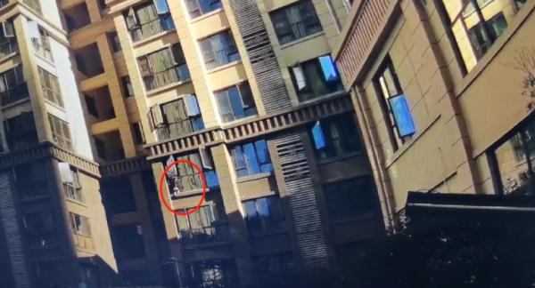 点赞！男子徒手接住坠楼幼童 2个月后才被外人知晓