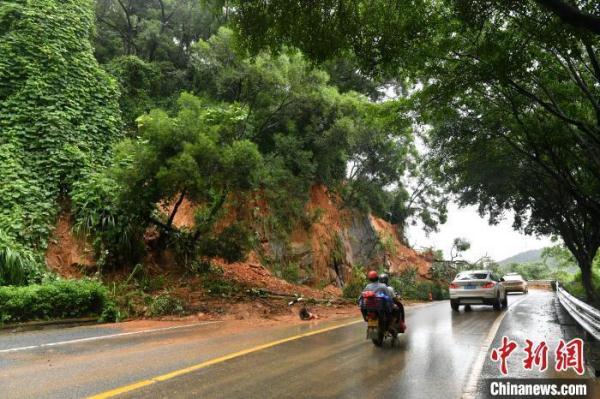 强降雨致福州永泰多处道路塌方和内涝 强降雨致福州永泰多处道路塌方和内涝