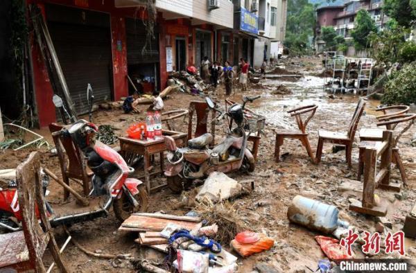 强降雨致福州永泰多处道路塌方和内涝 强降雨致福州永泰多处道路塌方和内涝