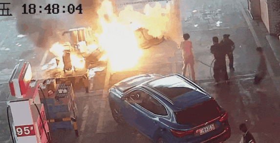 司机未加完油就开车,导致加油机被拉倒,引发火情 司机未加完油就开车,导致加油机被拉倒,引发火情