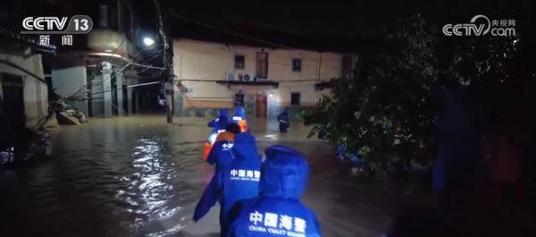 福建莆田仙游县强降雨持续 救援人员紧急转移被困群众 福建莆田仙游县强降雨持续 救援人员紧急转移被困群众