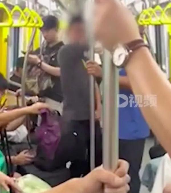 热搜第一！青岛地铁上大爷与大妈争吵遭遇“地铁判官”，警方回应