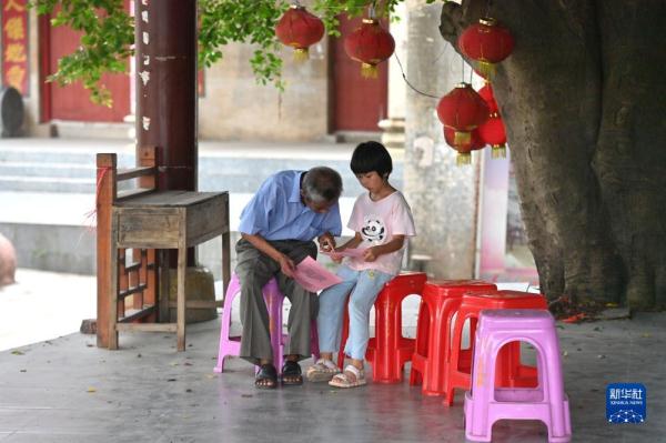 七旬退休教师：下俚歌的传承者