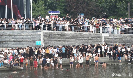 天津海河狮子林桥成网红景点 多方值守保障市民游客安全