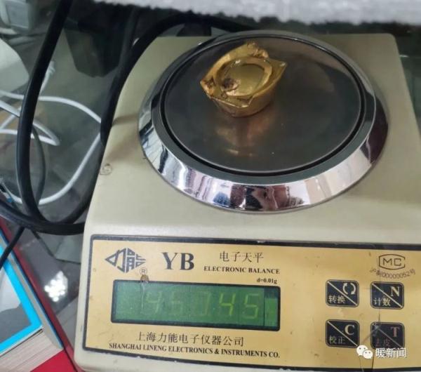 这起案件，从嫌疑人家羊圈里挖出重约450克的金元宝！