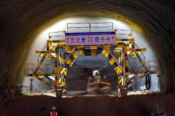 穿山千米渝万高铁兴庙村隧道再争“全线第一”