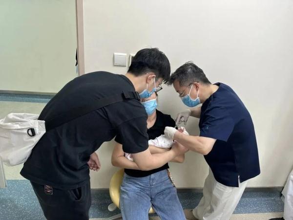 出生15天,就长了2颗牙? 出生15天,就长了2颗牙?