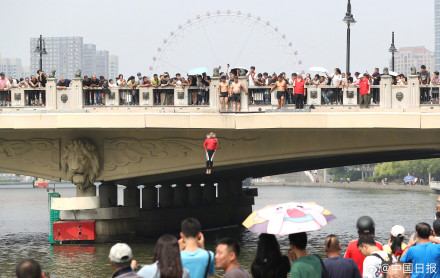 天津海河狮子林桥成网红景点 多方值守保障市民游客安全
