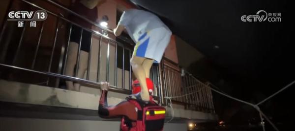 福建莆田仙游县强降雨持续 救援人员紧急转移被困群众 福建莆田仙游县强降雨持续 救援人员紧急转移被困群众