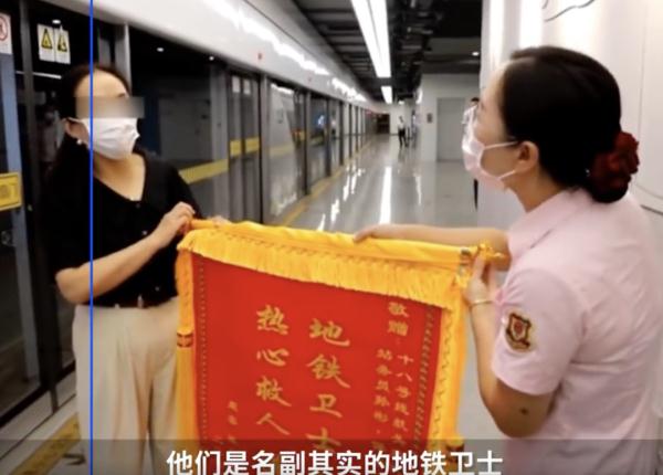 上海地铁18号线这一幕…太惊险! 上海地铁18号线这一幕…太惊险!