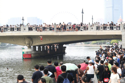 天津海河狮子林桥成网红景点 多方值守保障市民游客安全