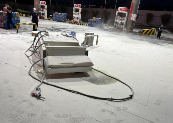 司机未加完油就开车,导致加油机被拉倒,引发火情 司机未加完油就开车,导致加油机被拉倒,引发火情