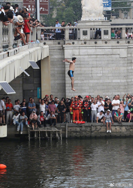 天津海河狮子林桥成网红景点 多方值守保障市民游客安全