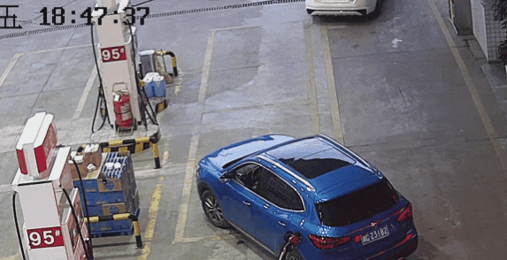 司机未加完油就开车,导致加油机被拉倒,引发火情 司机未加完油就开车,导致加油机被拉倒,引发火情