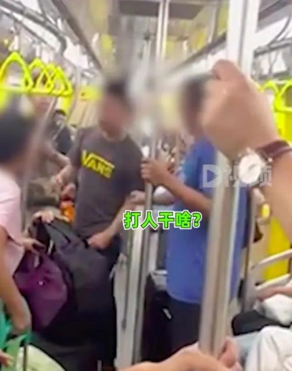 热搜第一！青岛地铁上大爷与大妈争吵遭遇“地铁判官”，警方回应