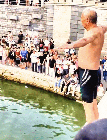 爆火的天津跳水“掰掰”，现在忙着劝退年轻人