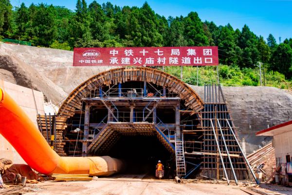 穿山千米渝万高铁兴庙村隧道再争“全线第一”
