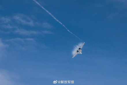 云端之上,战机飞行训练 云端之上,战机飞行训练