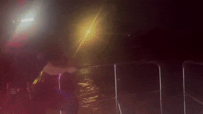 离谱!佛山一对夫妻为追求浪漫,台风来临前,买橡皮艇夜游西江...... 离谱!佛山一对夫妻为追求浪漫,台风来临前,买橡皮艇夜游西江......