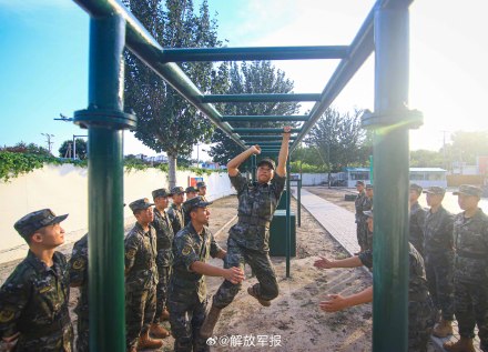 武警官兵秋日练兵图上新 武警官兵秋日练兵图上新