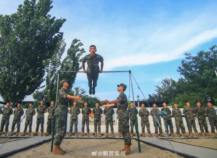 武警官兵秋日练兵图上新 武警官兵秋日练兵图上新