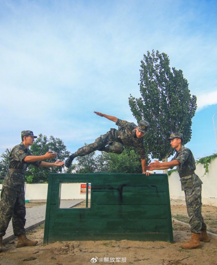 武警官兵秋日练兵图上新 武警官兵秋日练兵图上新
