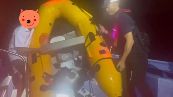 离谱!佛山一对夫妻为追求浪漫,台风来临前,买橡皮艇夜游西江...... 离谱!佛山一对夫妻为追求浪漫,台风来临前,买橡皮艇夜游西江......