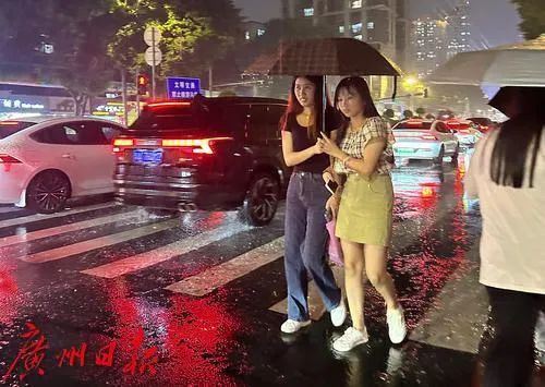 广东多个暴雨红色预警生效,40趟列车暂停开行!又有新台风,影响…… 广东多个暴雨红色预警生效,40趟列车暂停开行!又有新台风,影响……