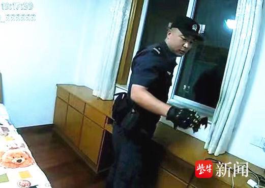 不速之客夜闯民宅，民警上门一招制“蝠”