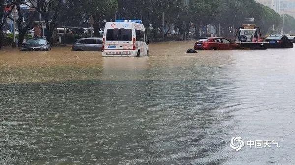 广东多地暴雨红色预警!暴雨列车“碾压”,多地紧急停课→ 广东多地暴雨红色预警!暴雨列车“碾压”,多地紧急停课→
