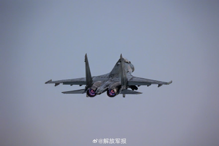 云端之上,战机飞行训练 云端之上,战机飞行训练