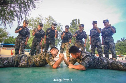 武警官兵秋日练兵图上新 武警官兵秋日练兵图上新