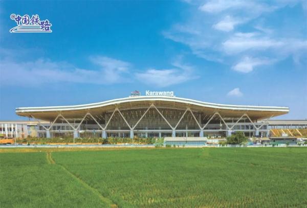 中印尼合作建设的雅万高铁今天开通运行 中印尼合作建设的雅万高铁今天开通运行