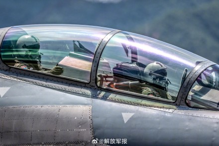 云端之上,战机飞行训练 云端之上,战机飞行训练