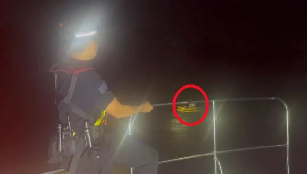 离谱!佛山一对夫妻为追求浪漫,台风来临前,买橡皮艇夜游西江...... 离谱!佛山一对夫妻为追求浪漫,台风来临前,买橡皮艇夜游西江......