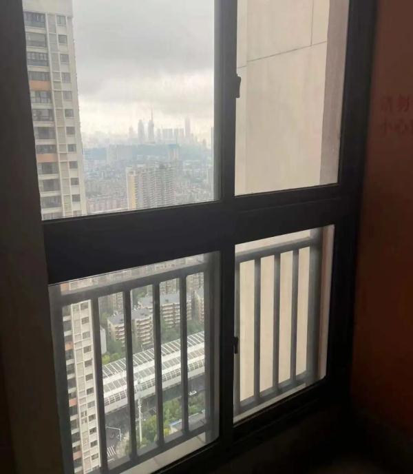 一句玩笑话出事了!台州5岁男孩4楼坠落 一句玩笑话出事了!台州5岁男孩4楼坠落