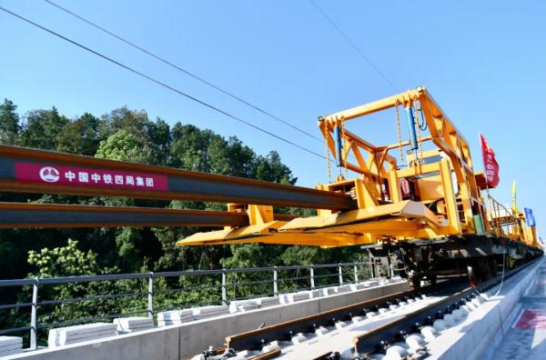 成都→昆明3小时!预计投运就在→ 成都→昆明3小时!预计投运就在→