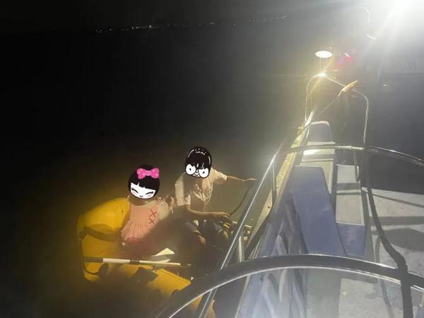 离谱!佛山一对夫妻为追求浪漫,台风来临前,买橡皮艇夜游西江...... 离谱!佛山一对夫妻为追求浪漫,台风来临前,买橡皮艇夜游西江......