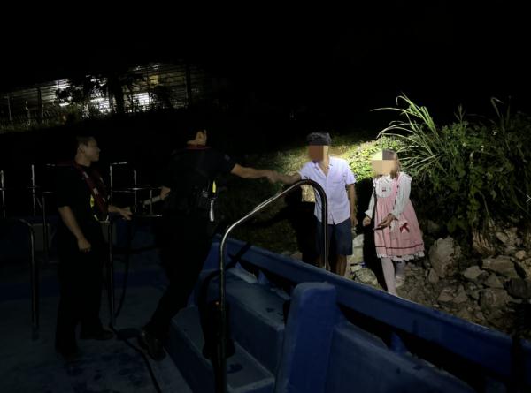 离谱!佛山一对夫妻为追求浪漫,台风来临前,买橡皮艇夜游西江...... 离谱!佛山一对夫妻为追求浪漫,台风来临前,买橡皮艇夜游西江......