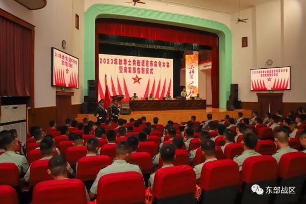 推迟退役的他们，向军旗告别！