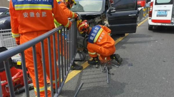 看着都疼！合肥一男子被护栏贯穿！