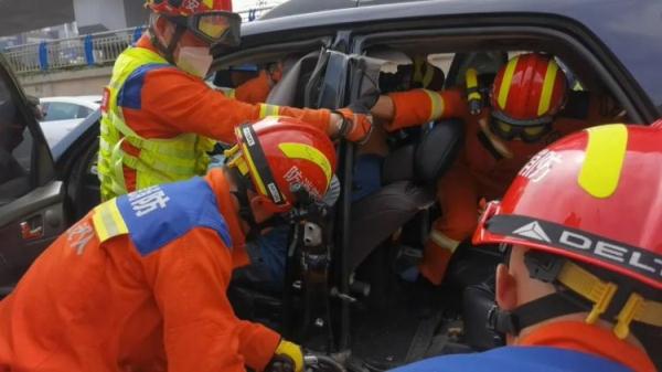 看着都疼！合肥一男子被护栏贯穿！