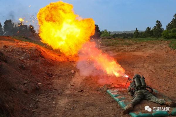 推迟退役的他们，向军旗告别！