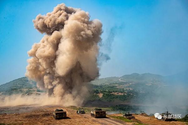 推迟退役的他们，向军旗告别！