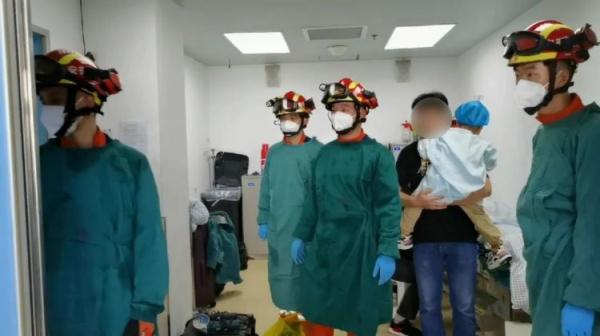 看着都疼！合肥一男子被护栏贯穿！