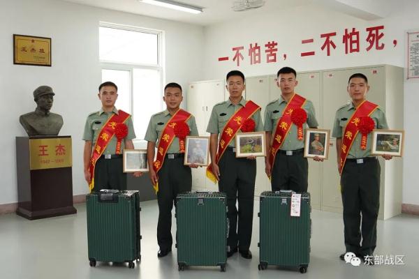 推迟退役的他们，向军旗告别！