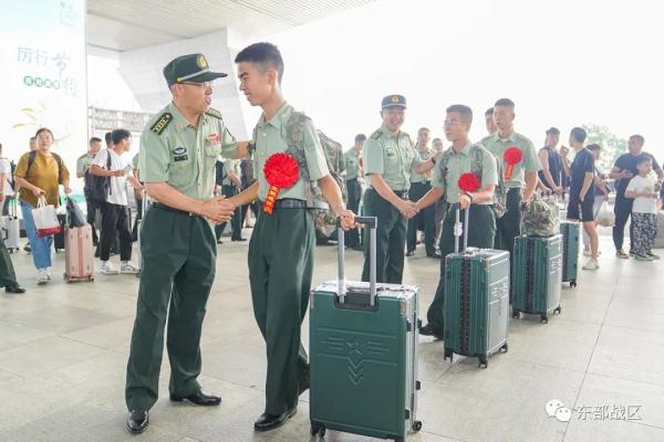 推迟退役的他们，向军旗告别！